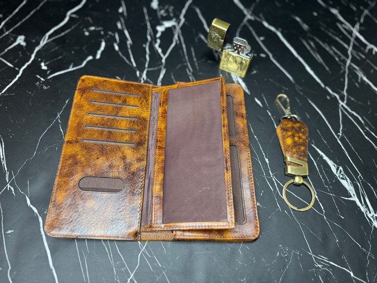 ست هدیه ۳ تیکه چرمی مردانه | کیف پول چرم گاوی دسترنگ + جاسوییچی چرمی + فندک گازی طرح زیپو