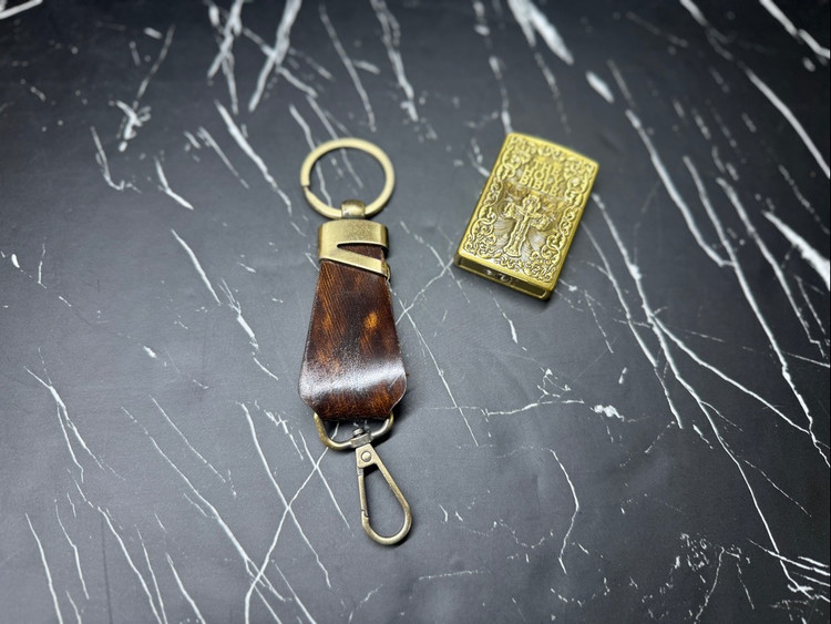 ست هدیه ۳ تیکه چرمی مردانه | کیف پول چرم گاوی دسترنگ + جاسوییچی چرمی + فندک گازی طرح زیپو